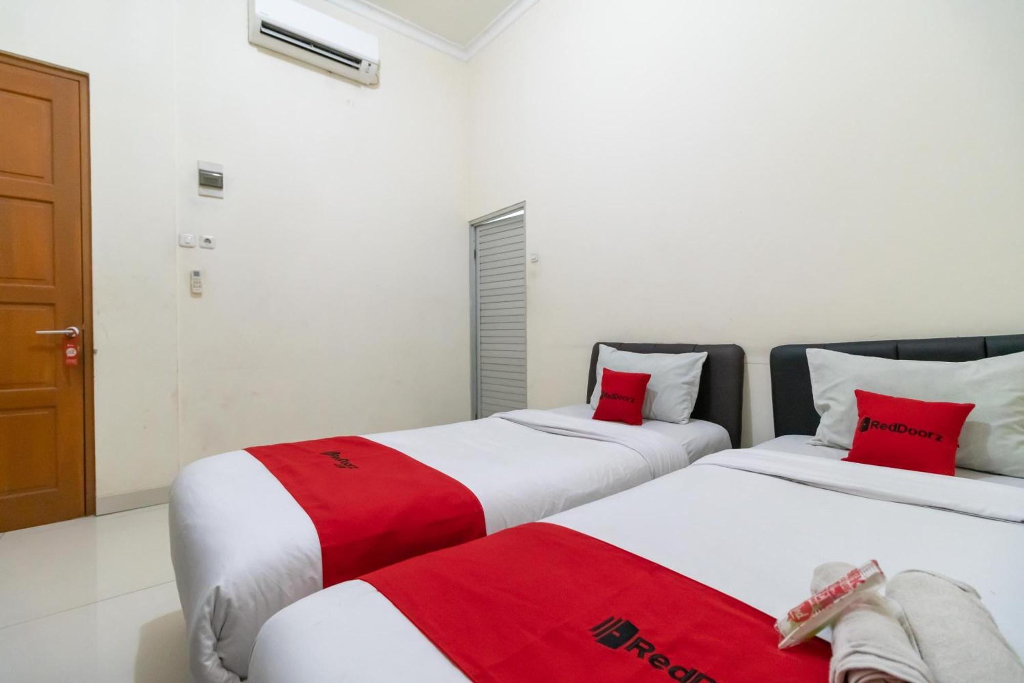 Reddoorz Near Universitas Esa Unggul Bekasi Harapan Indah Экстерьер фото