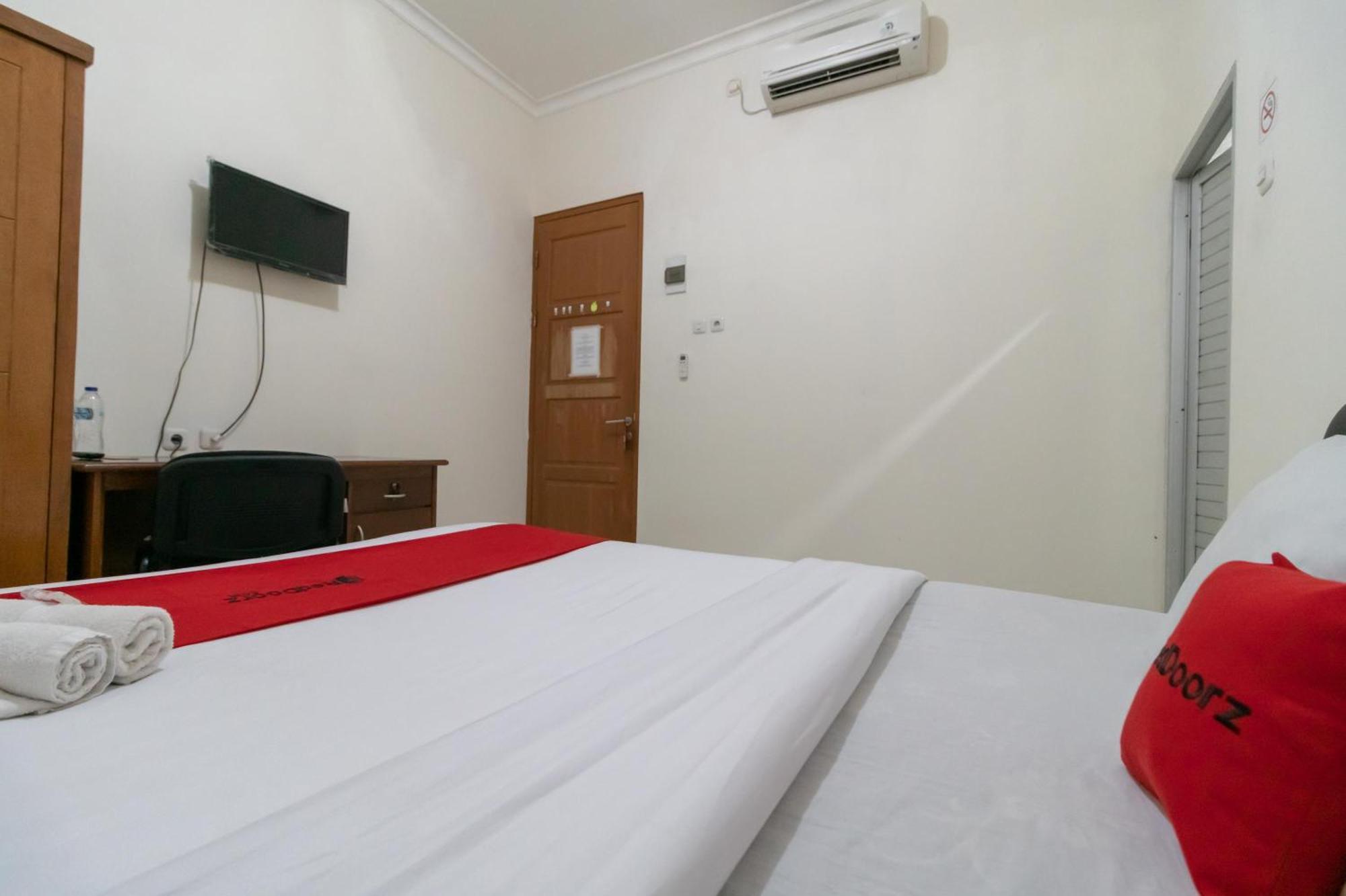 Reddoorz Near Universitas Esa Unggul Bekasi Harapan Indah Экстерьер фото