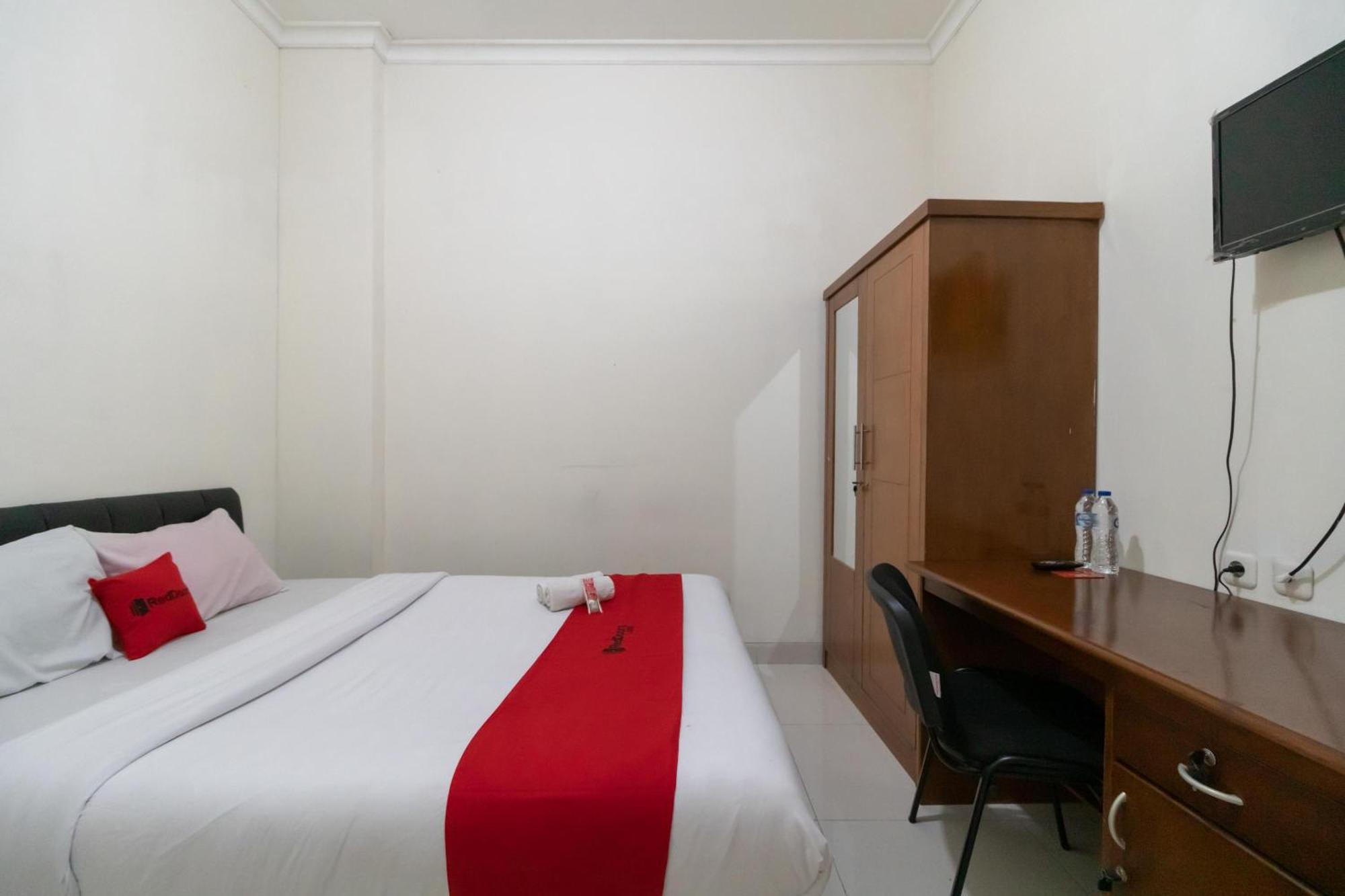 Reddoorz Near Universitas Esa Unggul Bekasi Harapan Indah Экстерьер фото