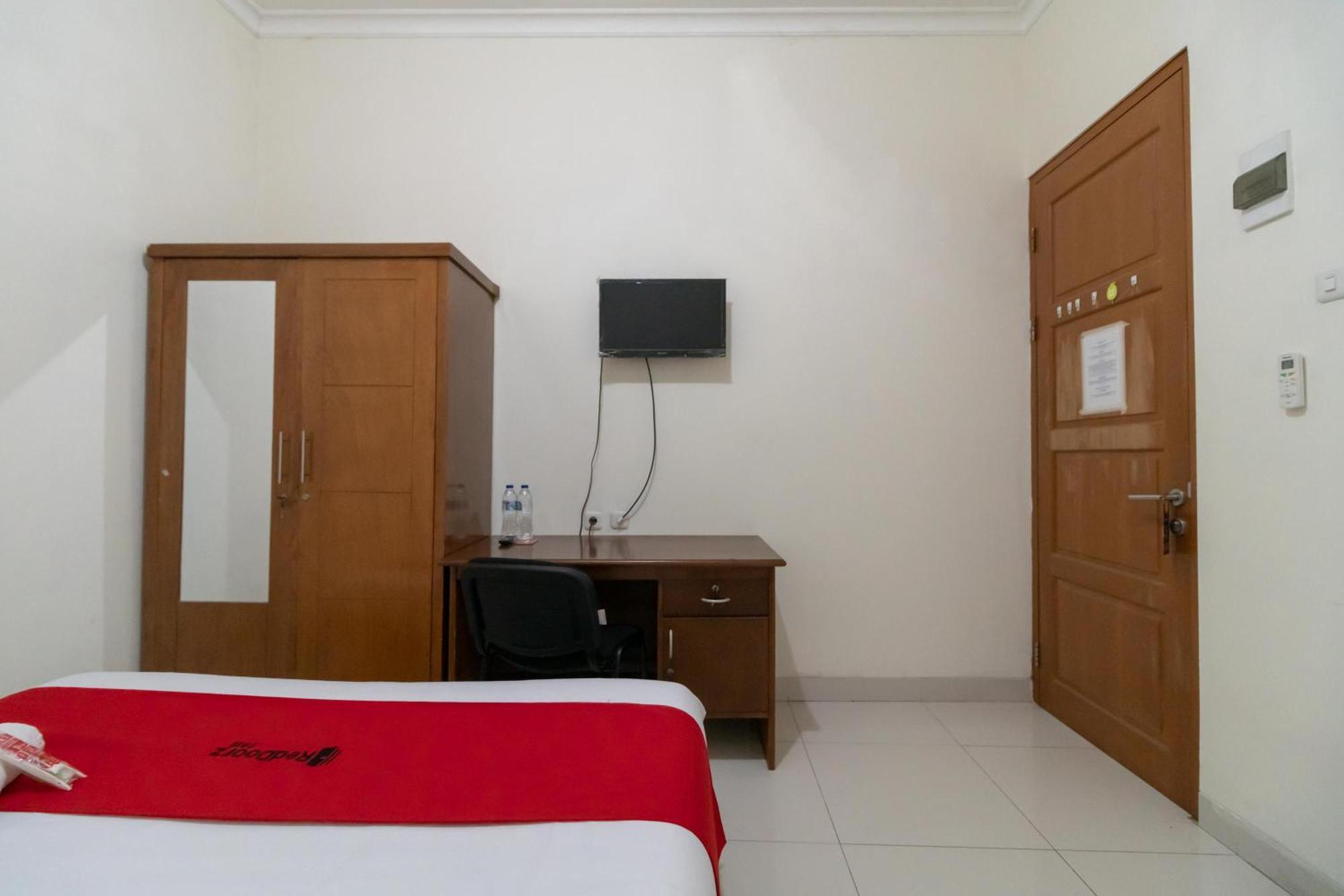 Reddoorz Near Universitas Esa Unggul Bekasi Harapan Indah Экстерьер фото