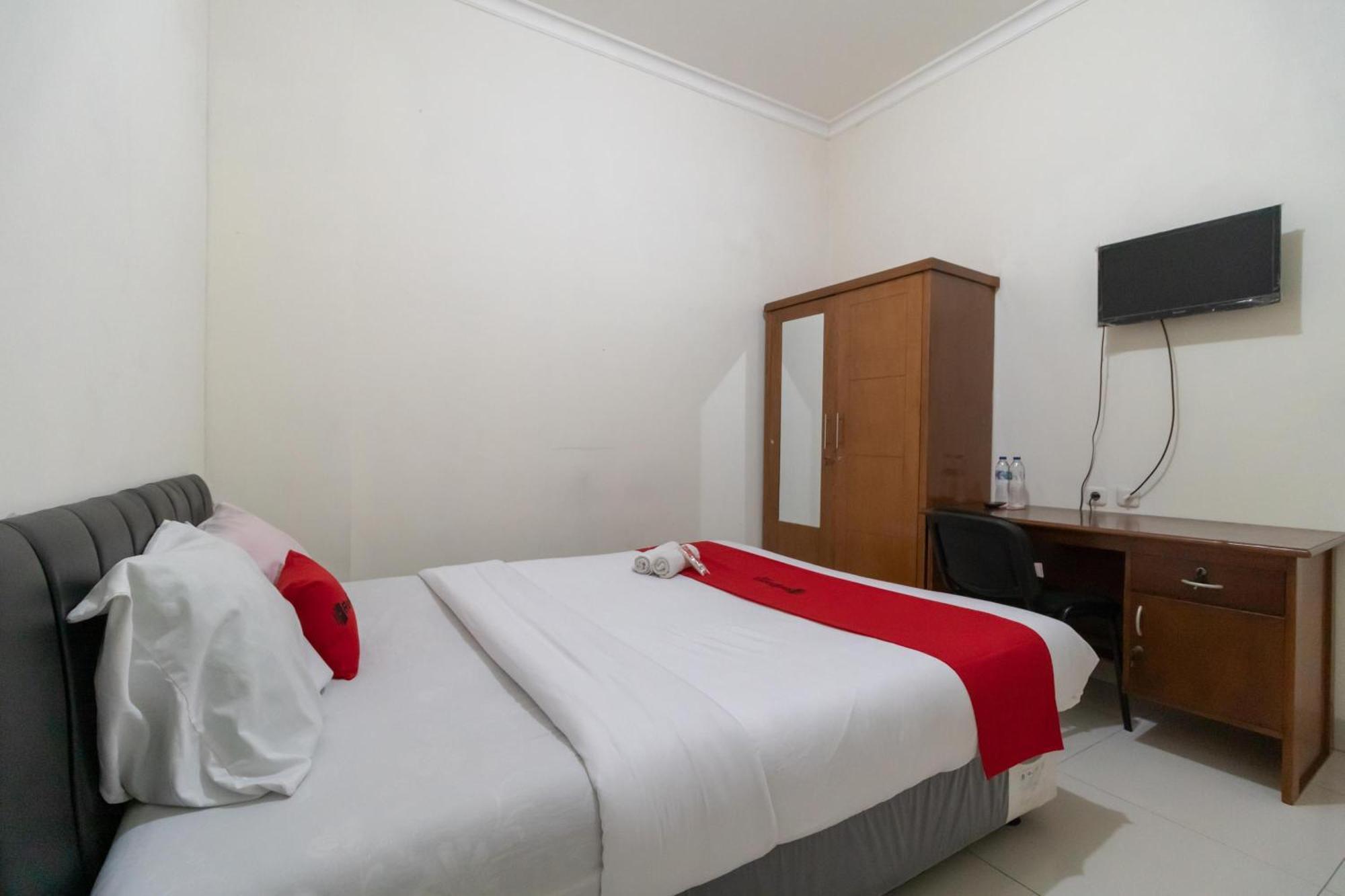 Reddoorz Near Universitas Esa Unggul Bekasi Harapan Indah Экстерьер фото